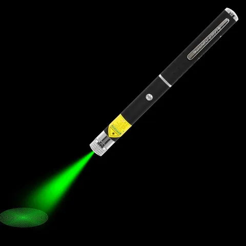 Grüner Laserpointer AG-2 mit sichtbarem Laserstrahl im Dunkeln