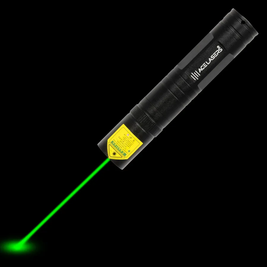 Grüner Laserpointer AGP-2 Pro Mini mit sichtbarem Laserstrahl im Dunkeln