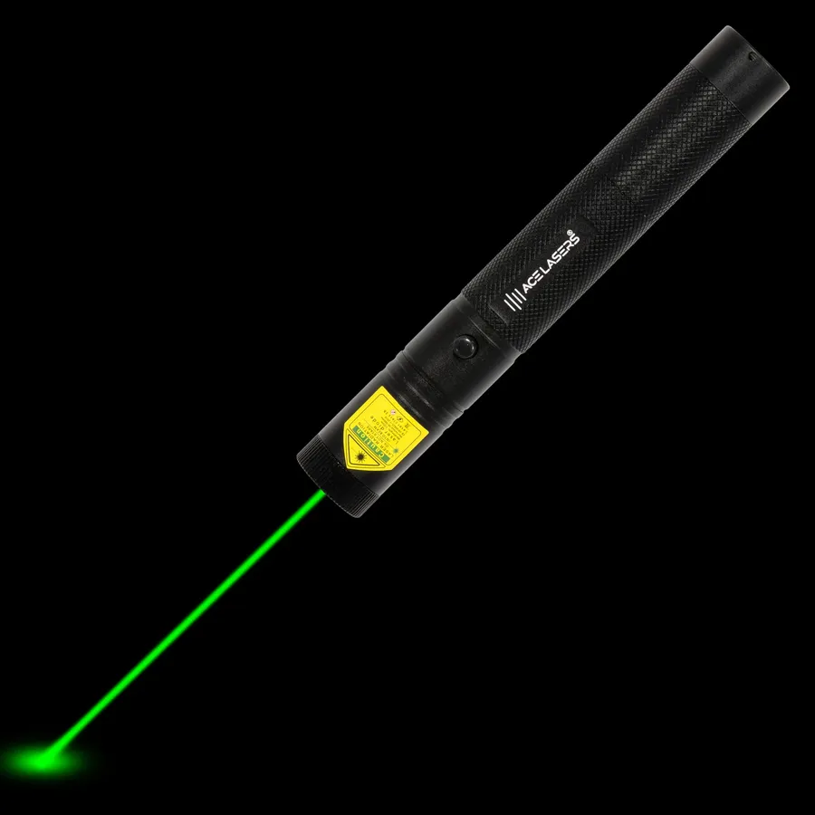 Grüner Laserpointer AGP-3 Pro mit sichtbarem Laserstrahl im Dunkeln